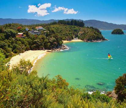 Smuk bugt med turkisblåt vand og sejlbåd i New Zealand