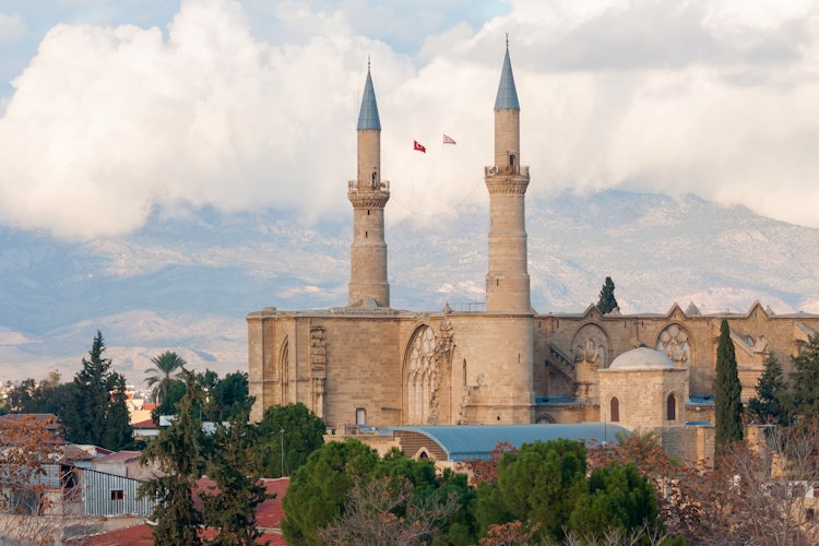 Panoramaudsigt over Nordnicosias skyline på Cypern med den historiske Selimiye-moske og dens karakteristiske minareter mod en baggrund af bjerglandskab