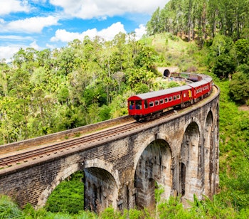 Den historiske Nine Arch Bridge jernbanebro omgivet af frodige bjerge i Nuwara Eliya, Sri Lanka - et berømt landemærke for togrejser gennem smukke landskaber