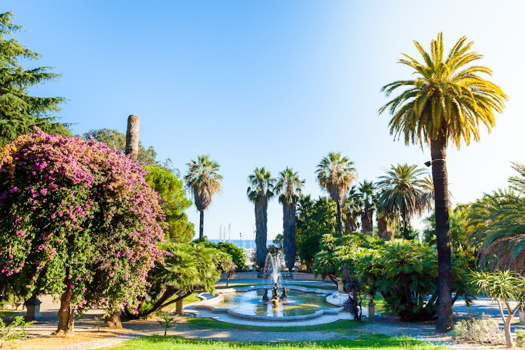 Smukke Nobel-haver med springvand i Sanremo, Italien. Klassisk middelhavslandskab med palmetræer, farverige blomster og historisk havearkitektur