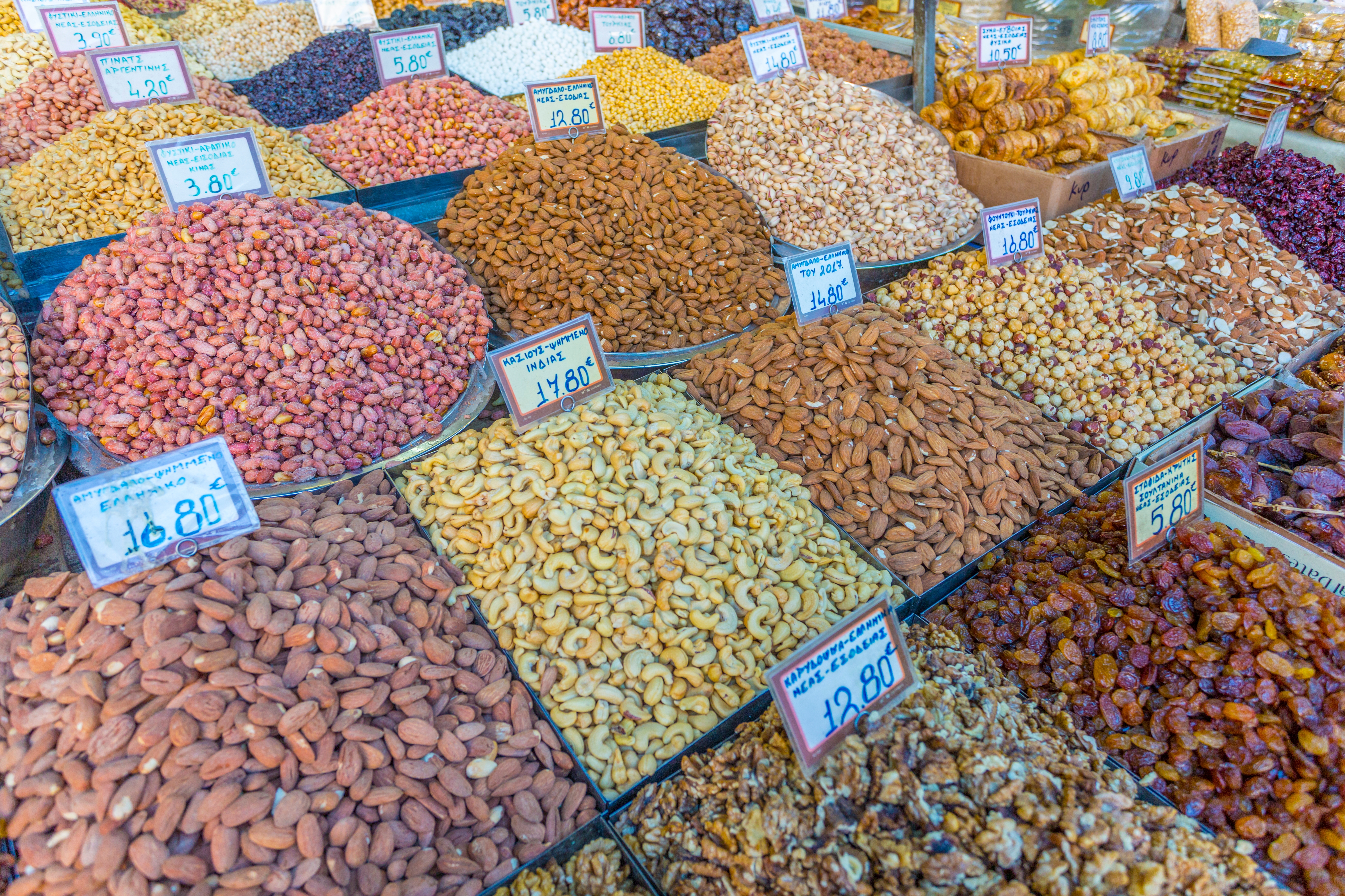Farverig udstilling af nødder, tørrede frugter og rosiner på en markedsbod i Central Market i Monastiraki-distriktet i Athen, Grækenland