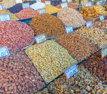 Farverig udstilling af nødder, tørrede frugter og rosiner på en markedsbod i Central Market i Monastiraki-distriktet i Athen, Grækenland