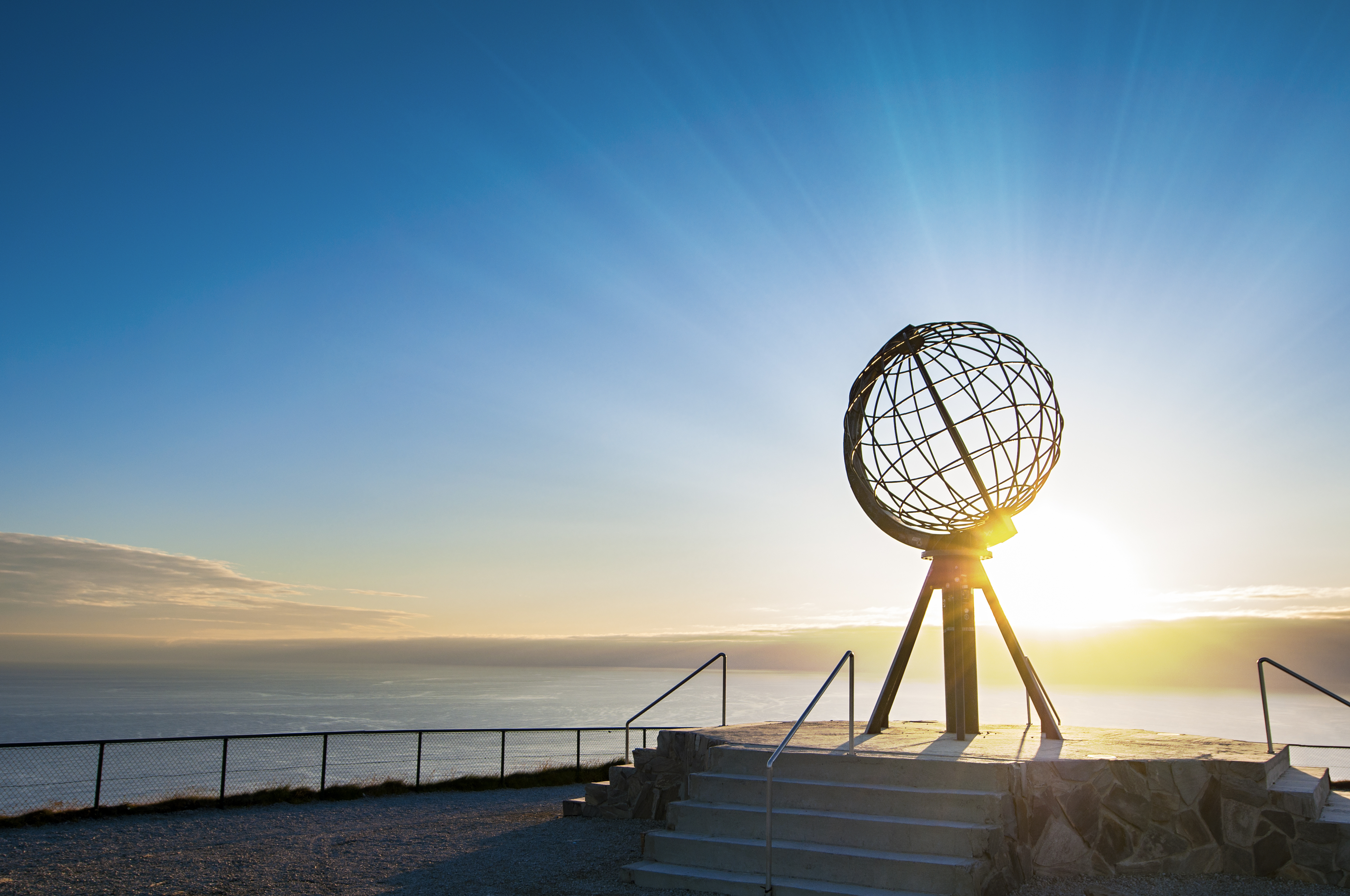 Nordkap globus monument ved midnatssol i det nordlige Norge arktisk rejsemaal