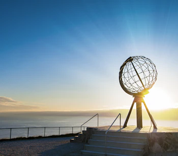 Nordkap globus monument ved midnatssol i det nordlige Norge arktisk rejsemaal