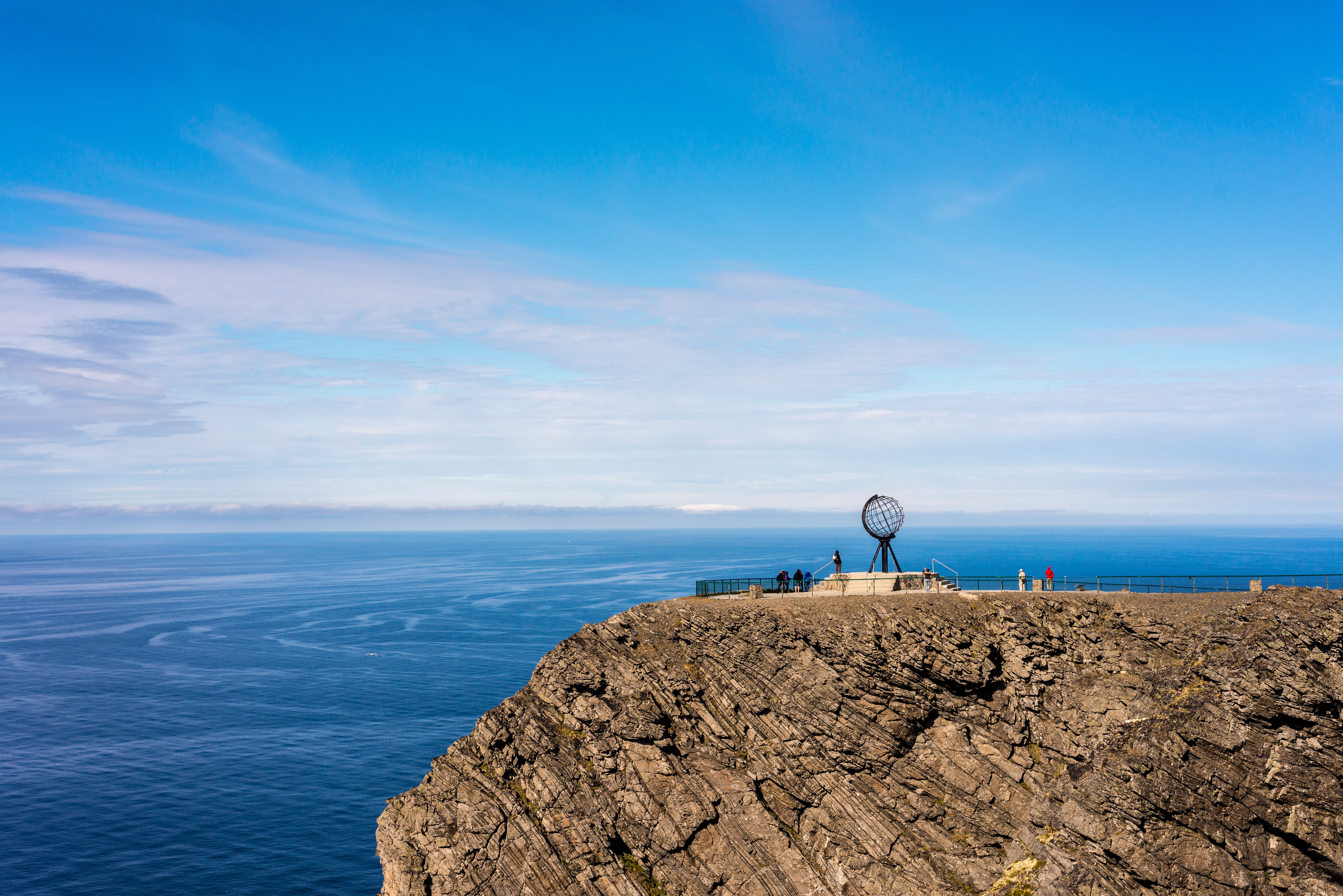 Nordkap klippeplatau med ikonisk globemonument og udsigt over Ishavet i Nordnorge