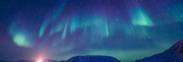 Nordlys aurora borealis over snedækket arktisk landskab i Norge