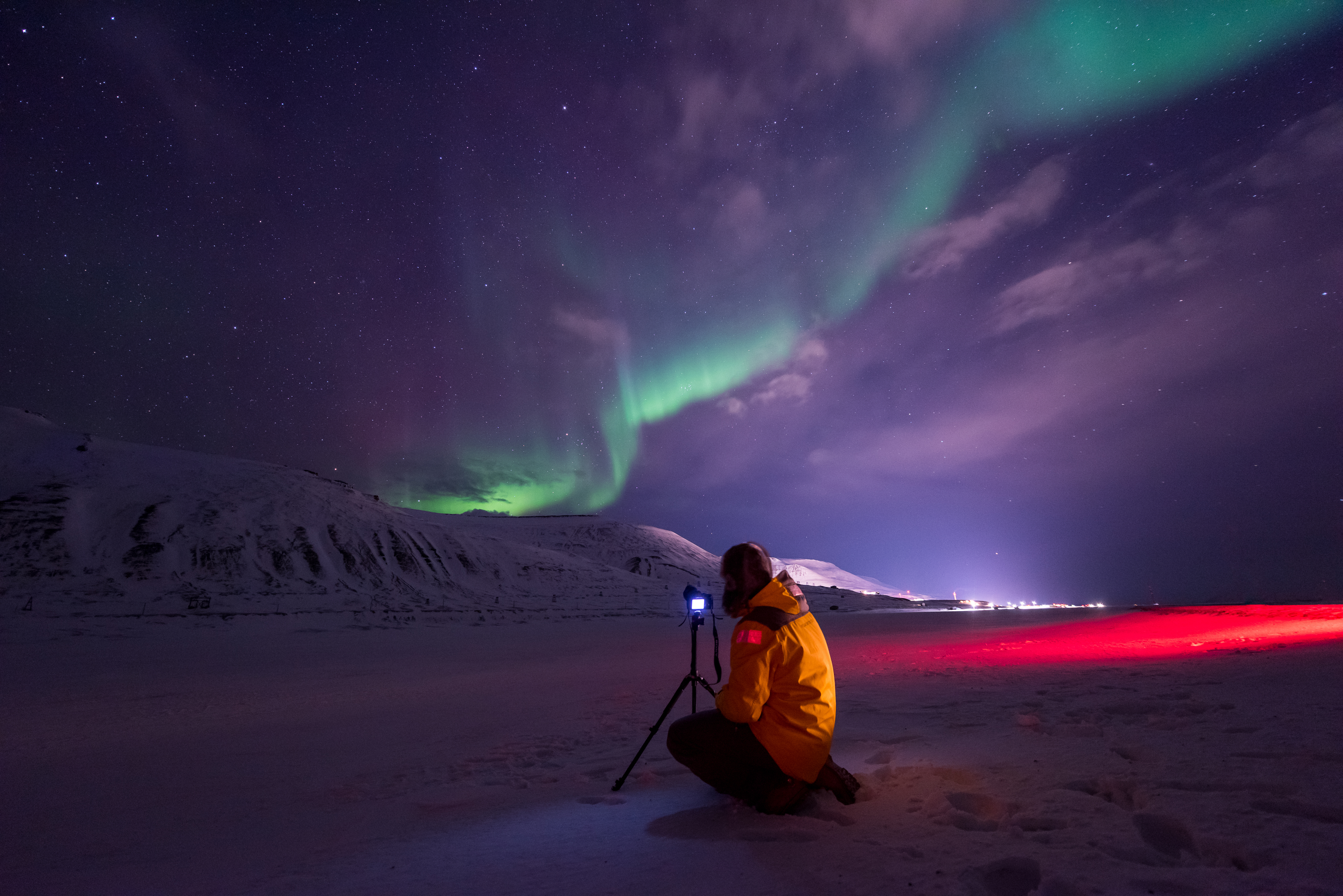 Fotograf optager det spektakulaere nordlys under stjerneklar himmel i det arktiske Norge
