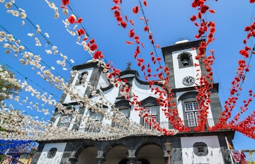 Den historiske kirke Nossa Senhora do Monte med farverige blomsterdekorationer på bjerget Monte på Madeira, Portugal
