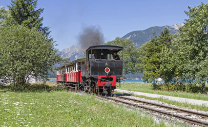 Historisk damptogsattraktion ved Achensee i Tyrol, Østrig - nostalgisk damplever med røg fra skorstenen, populær turistoplevelse i de østrigske alper