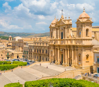 Barok katedral med trappe i Noto på Sicilien Italien