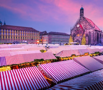 Det historiske Christkindlesmarkt julemarked i Nürnberg med festlige lys og julepynt i hjertet af Bayern, Tyskland