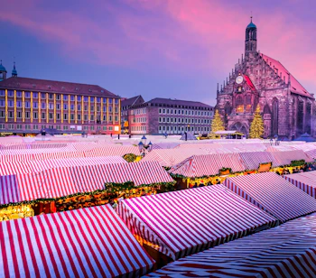 Det historiske Christkindlesmarkt julemarked i Nürnberg med festlige lys og julepynt i hjertet af Bayern, Tyskland