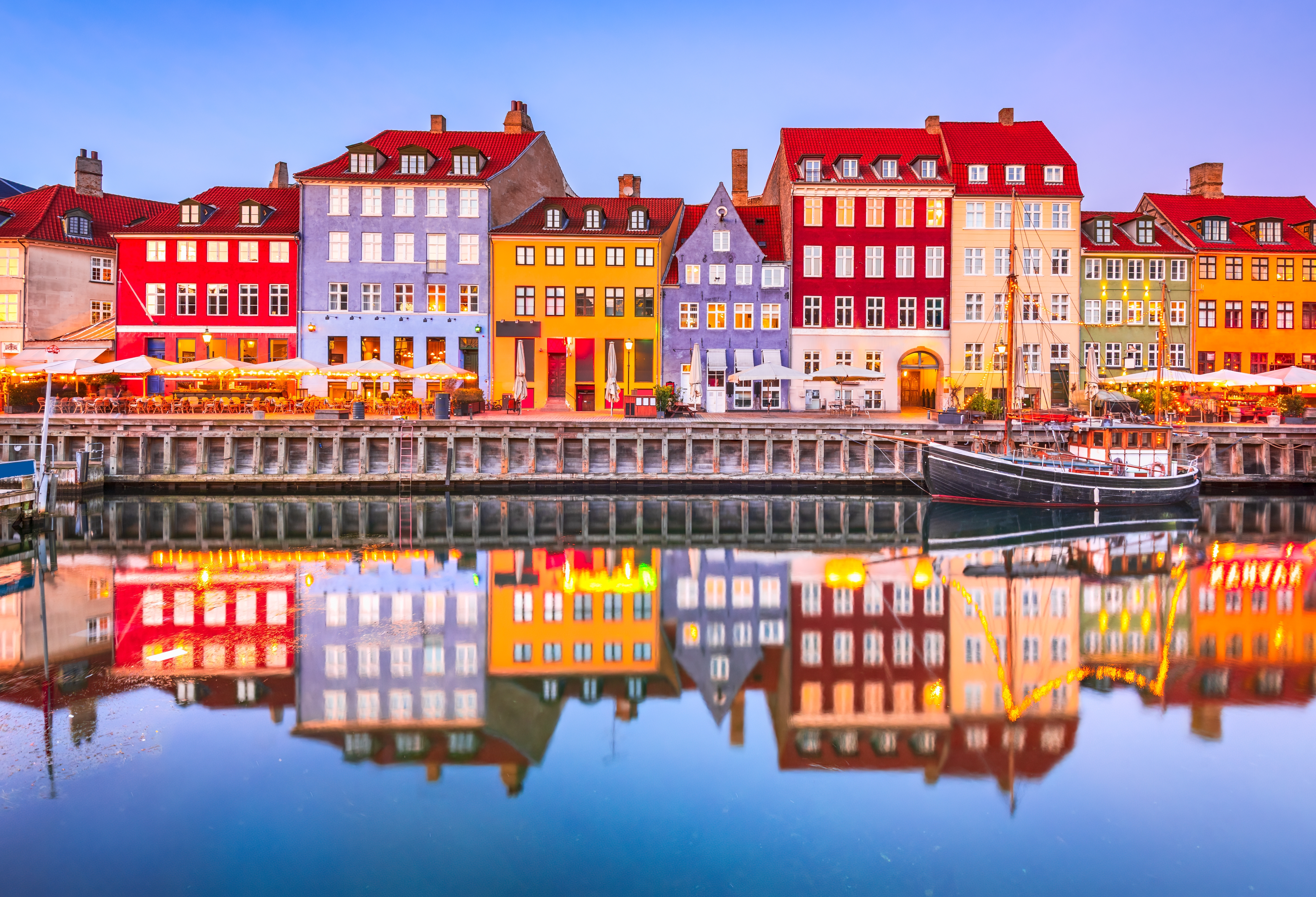 Farverige historiske bygninger ved Nyhavn kanal i København om aftenen