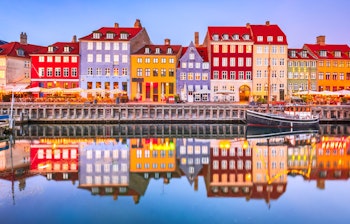 Farverige historiske bygninger ved Nyhavn kanal i København om aftenen