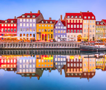 Farverige historiske bygninger ved Nyhavn kanal i København om aftenen