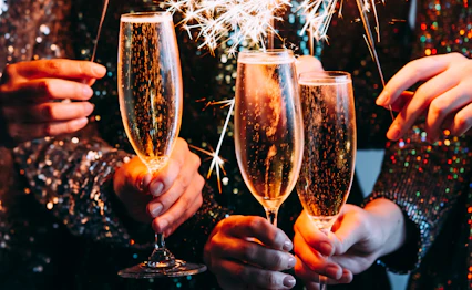 Venner fejrer nytårsaften med stjernekastere og champagne i hyggelig restaurant