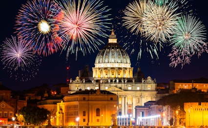 Festligt nytårsfyrværkeri over Peterskirken og Vatikanet i Rom - perfekt til en uforglemmelig nytårsrejse