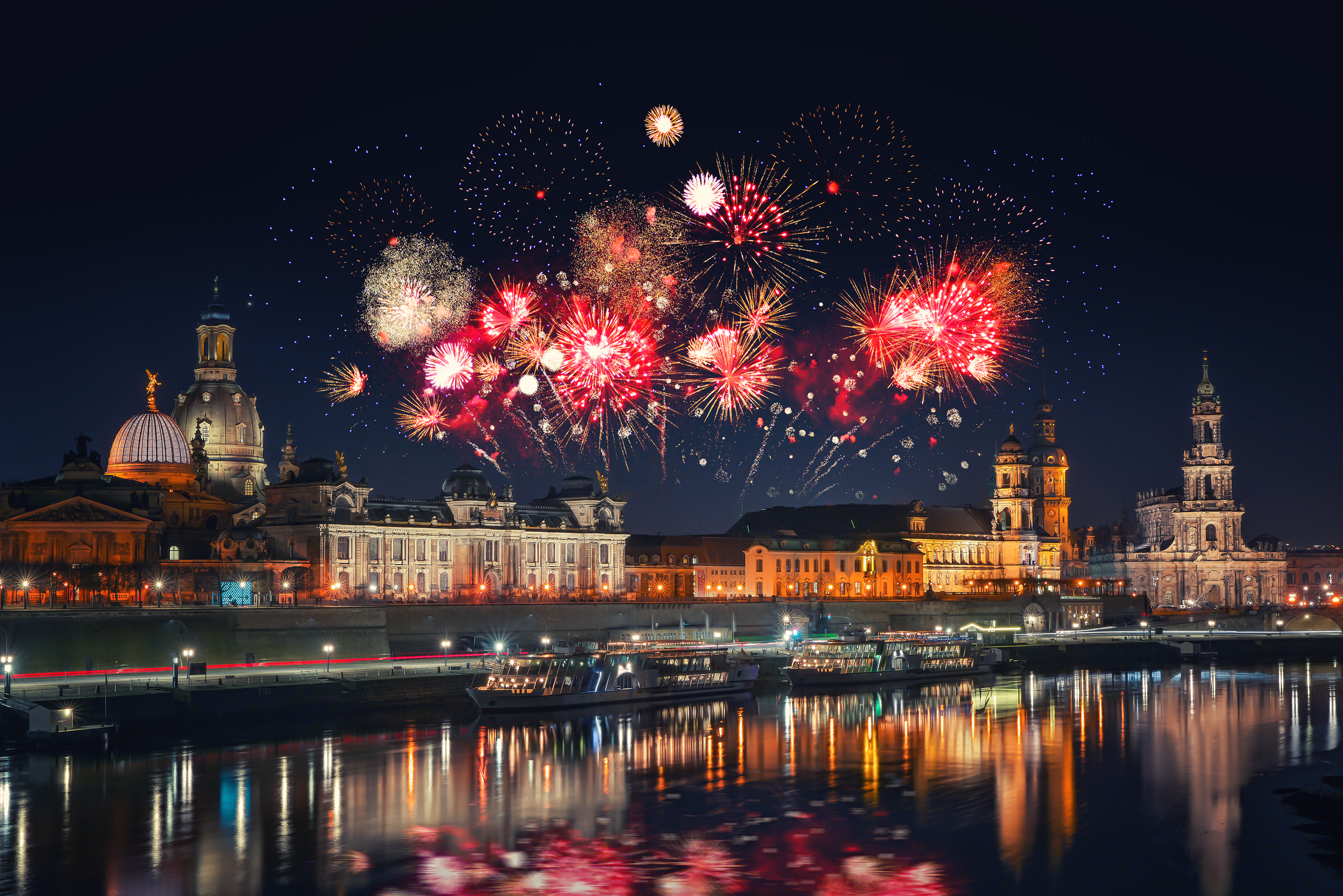 Farverigt nytårsfyrværkeri over Dresdens historiske bymidte og Elben floden under nytårsfejringen i Tyskland