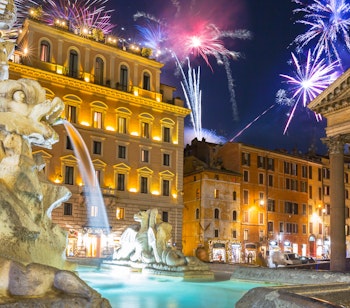 Festligt nytårsfyrværkeri over den historiske Pantheon-plads i Rom med den oplyste bygning og fontæne