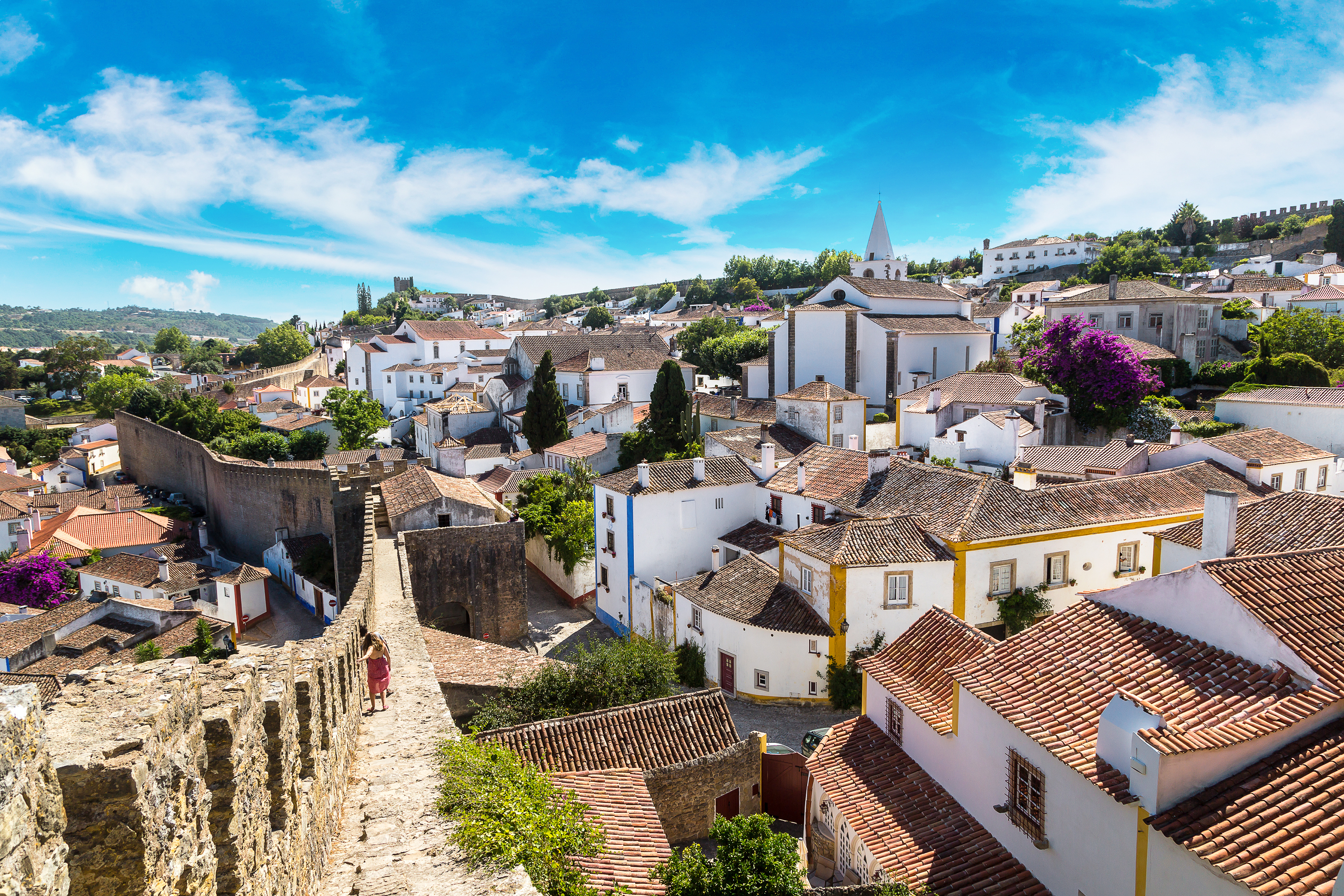 Panoramaudsigt over den historiske middelalderby Obidos i Portugal med traditionelle røde tegltage