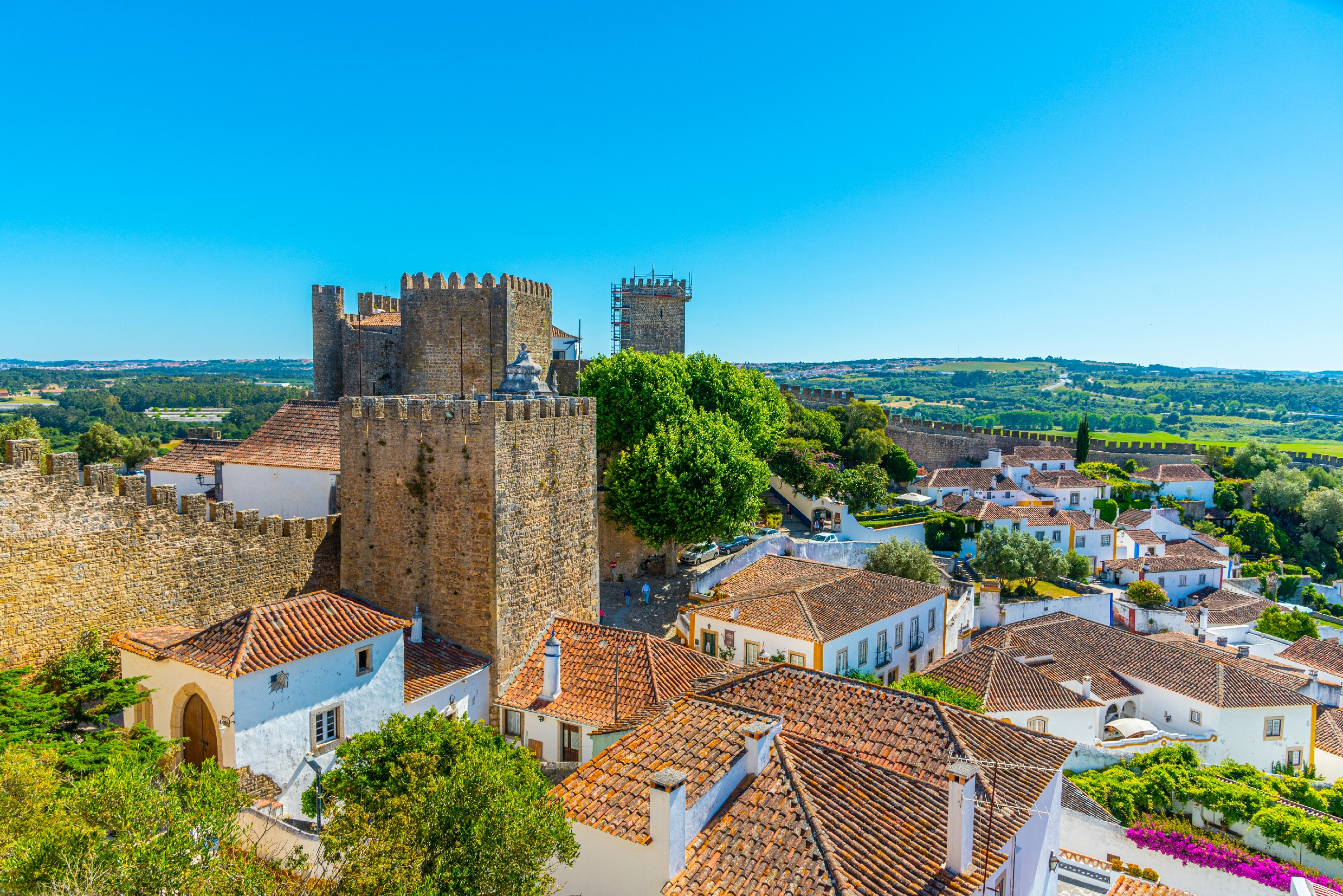 Historiske Obidos slot med middelalderlige mure og tårne over den maleriske landsby i Portugal