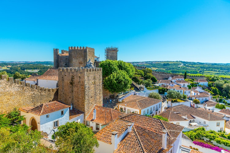 Historiske Obidos slot med middelalderlige mure og tårne over den maleriske landsby i Portugal