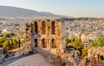 Det historiske Odeon of Herodes Atticus amfiteater på Akropolis' sydlige skråning i Athen - et velrestaureret romersk teater fra år 161 med imponerende udsigt over den græske hovedstad