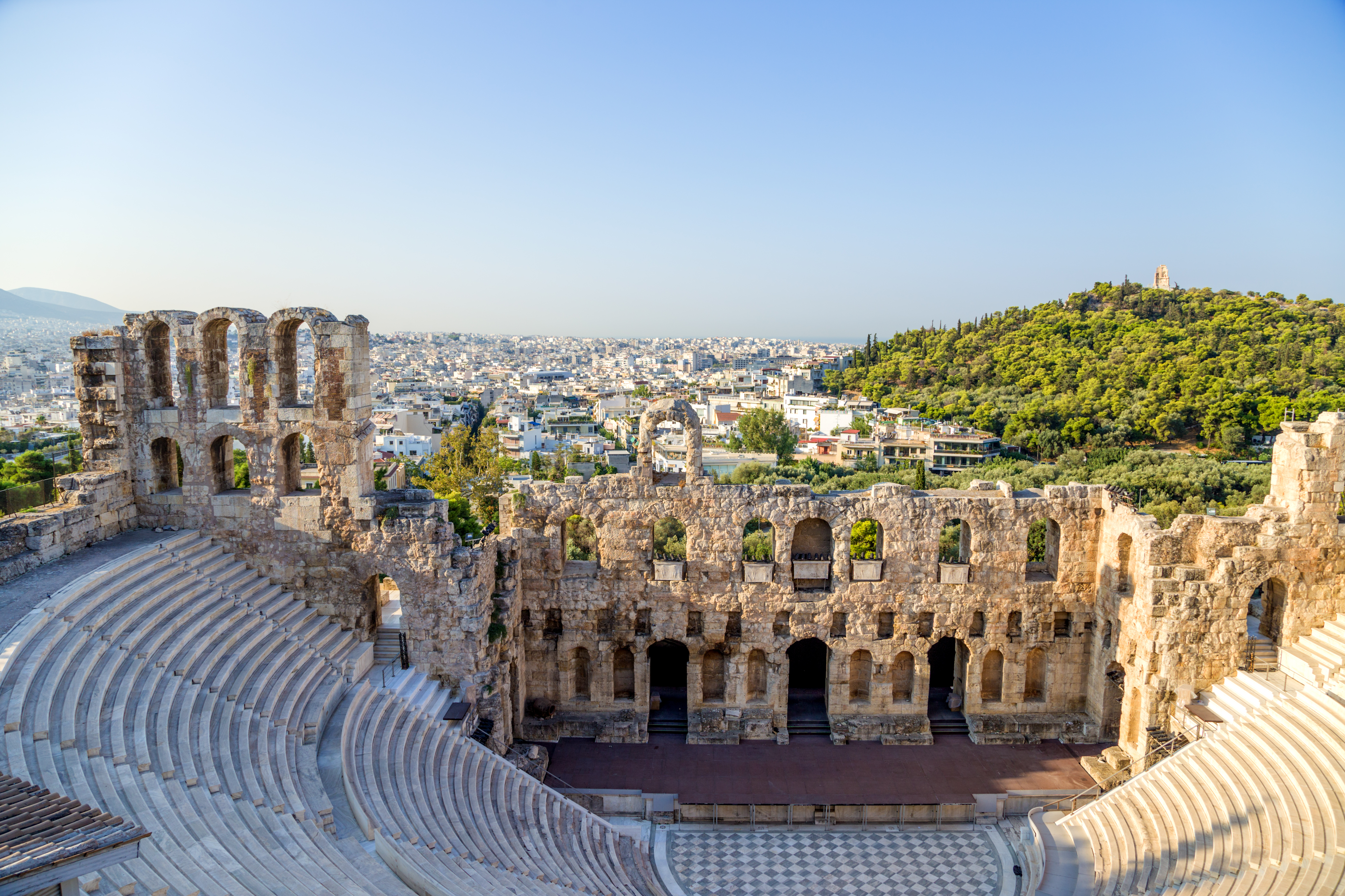 Det antikke Odeon af Herodes Atticus stenterater ved foden af Akropolis i Athen, Grækenland, under klar sommerhimmel