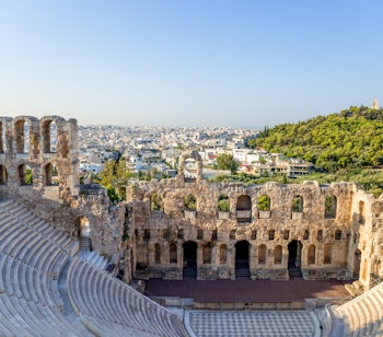 Det antikke Odeon af Herodes Atticus stenterater ved foden af Akropolis i Athen, Grækenland, under klar sommerhimmel
