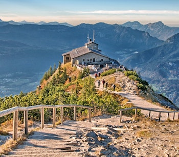 Imponerende udsigt fra Ørnereden (Kehlsteinhaus) over de majestætiske bayerske alper og Berchtesgaden-dalen i Sydtyskland
