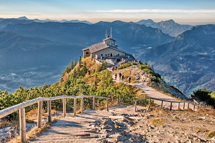 Imponerende udsigt fra Ørnereden (Kehlsteinhaus) over de majestætiske bayerske alper og Berchtesgaden-dalen i Sydtyskland