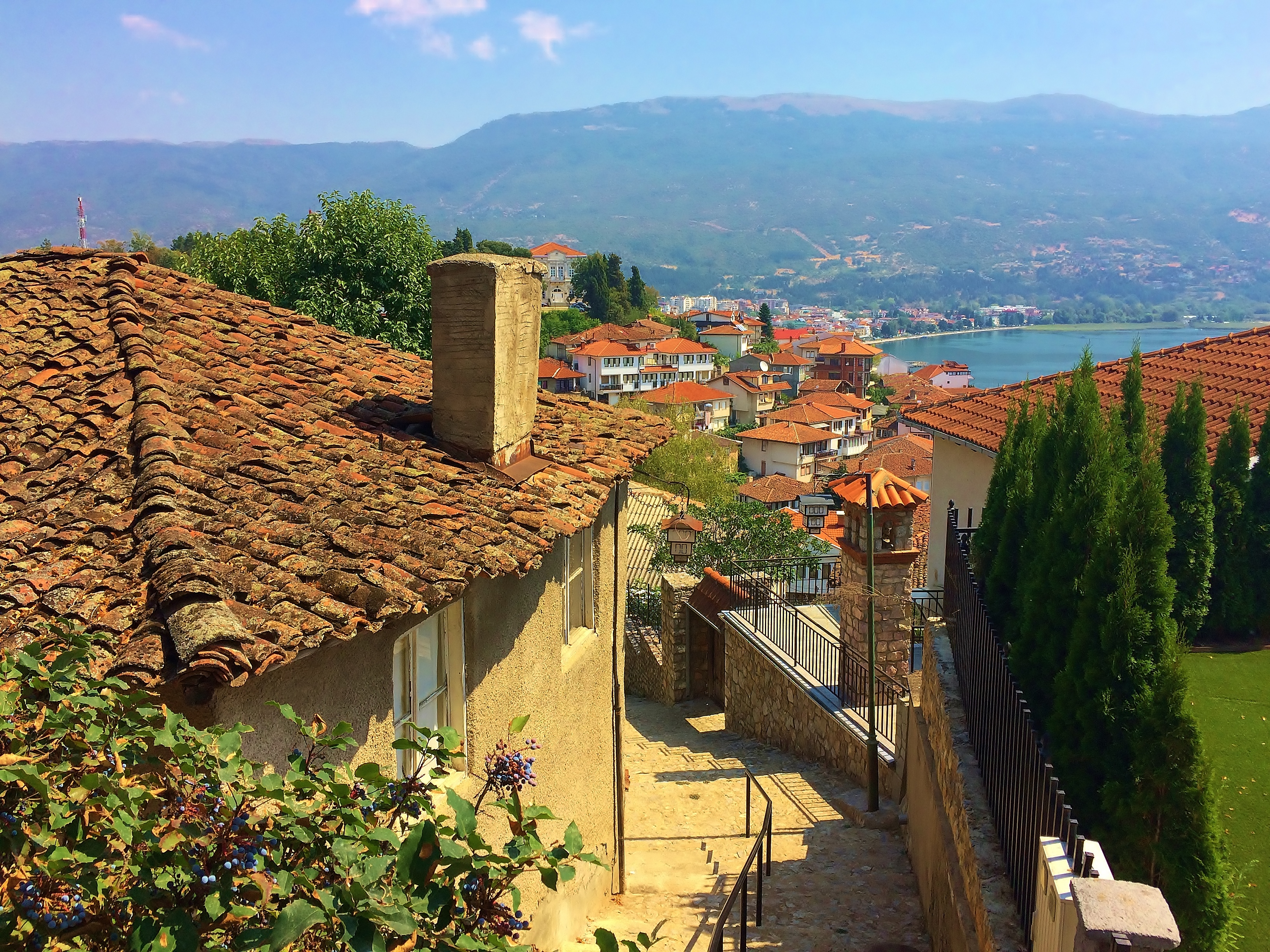 Historiske røde tegltage med udsigt over Ohrid Søen i Makedonien