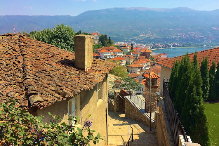 Historiske røde tegltage med udsigt over Ohrid Søen i Makedonien