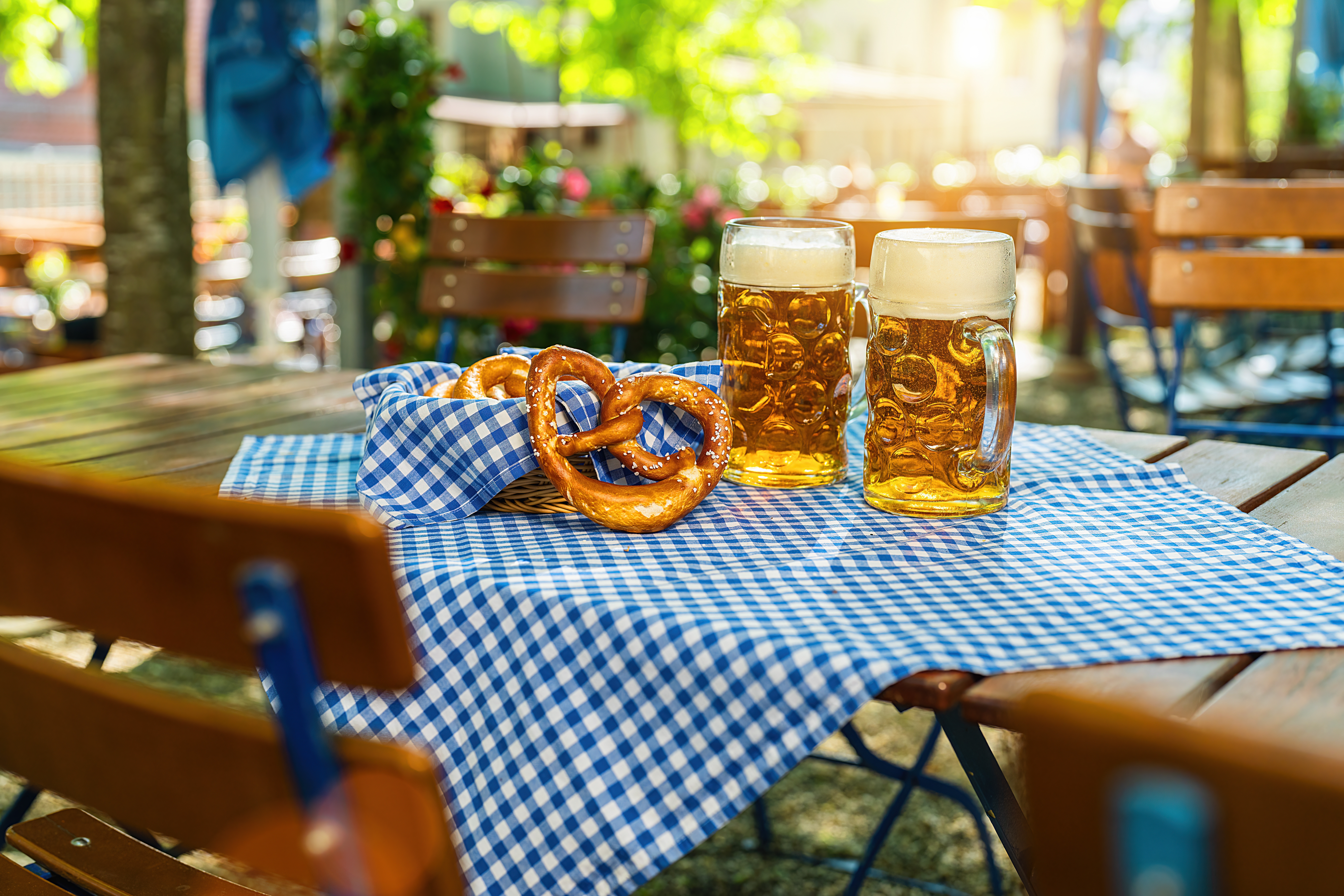 Traditionelle ølkrus med friske bretzels på Oktoberfest i München, Tyskland