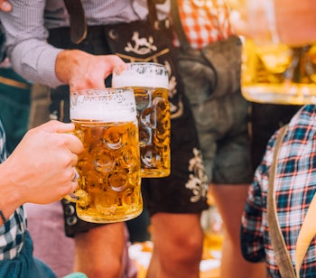Traditionelle ølkrus skåler under Oktoberfest i München, oplev Bayerns festlige øltradition med Smil Rejser