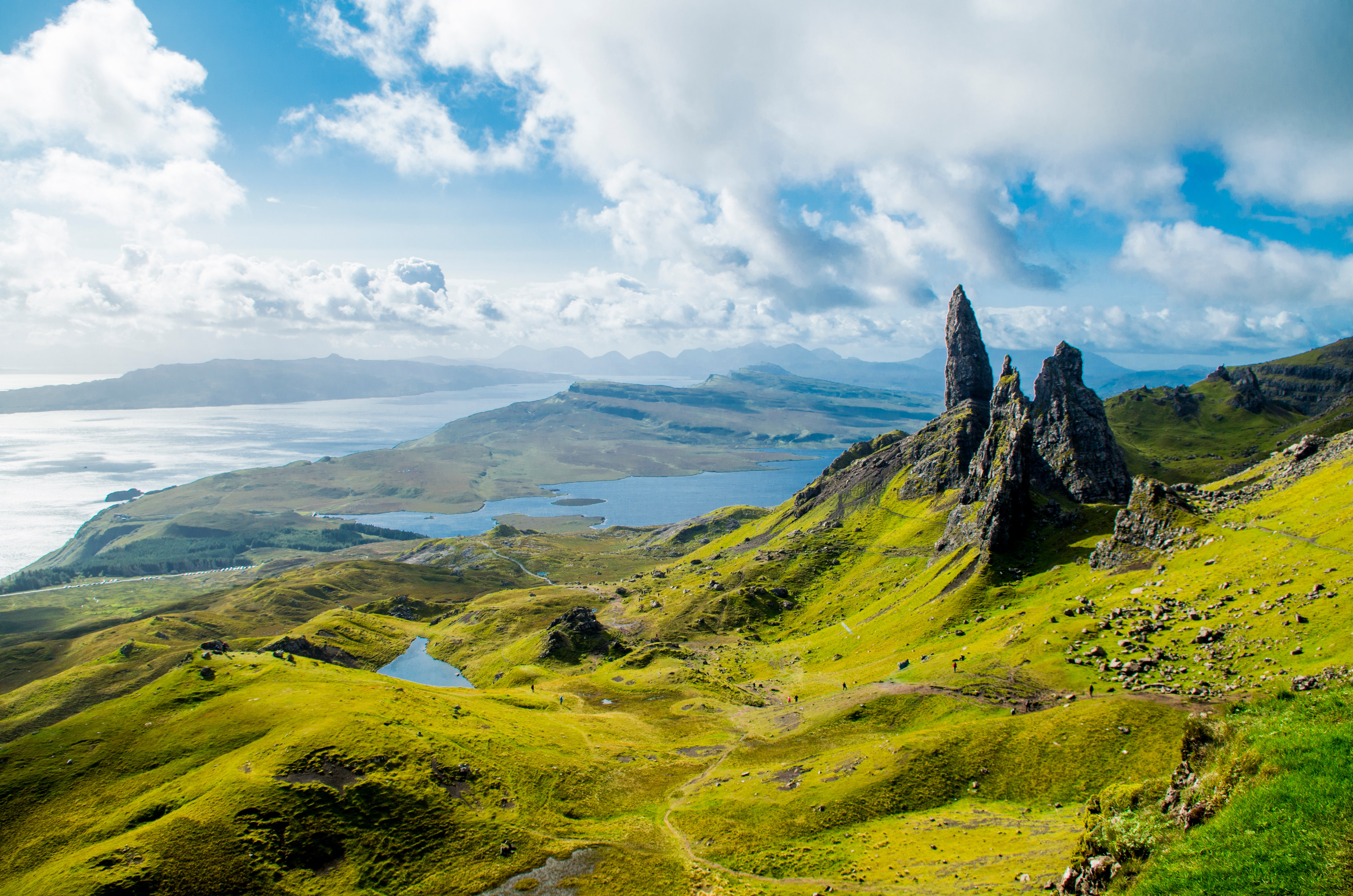 Majestætisk udsigt over Old Man of Storr klippeformation på Isle of Skye i Skotland med grønne bjerge og havudsigt