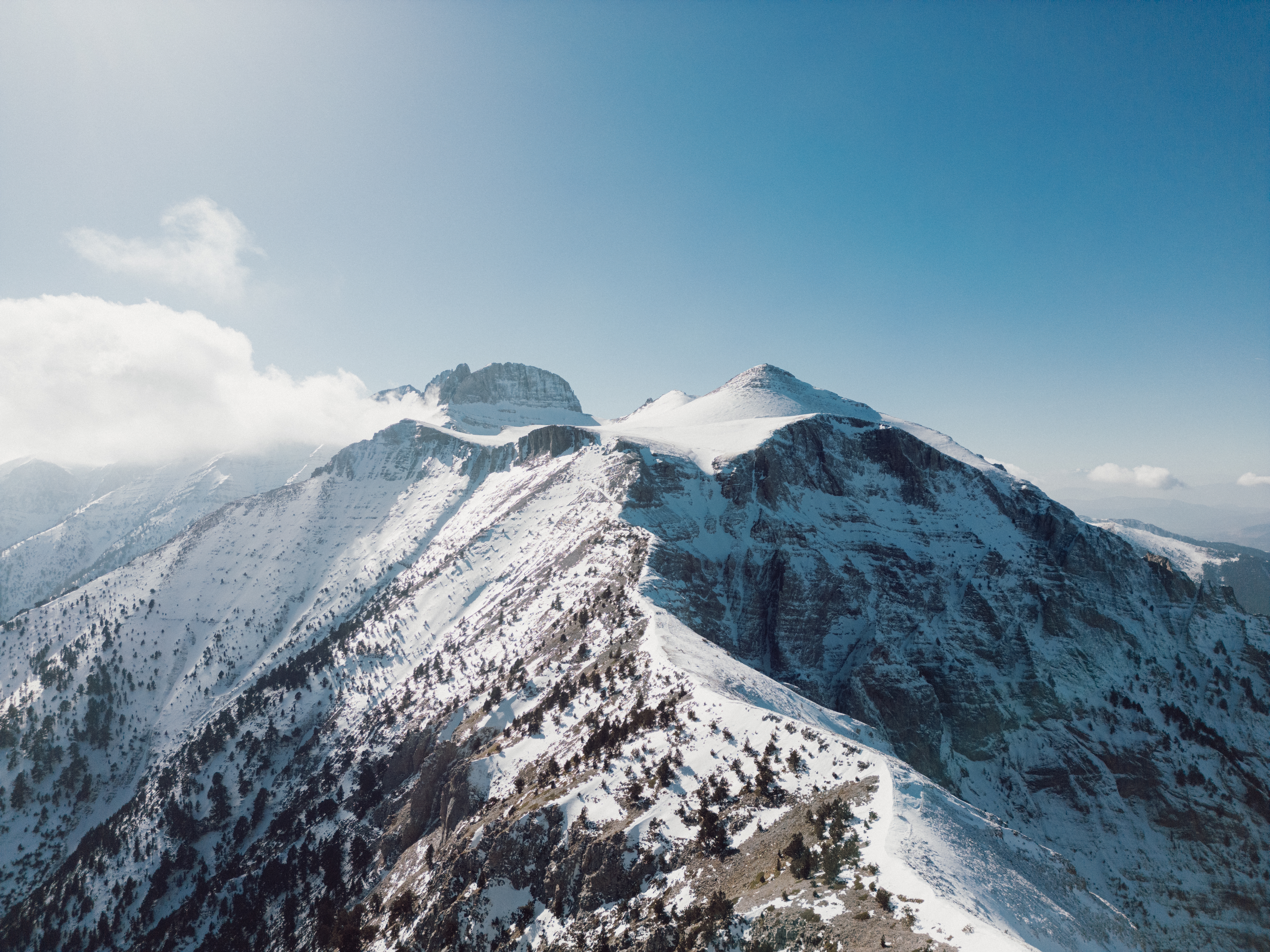 Luftfoto af det snedækkede Olympus-bjerg i Grækenland, gudernes mytologiske hjem der rejser sig 2.918 meter over havet