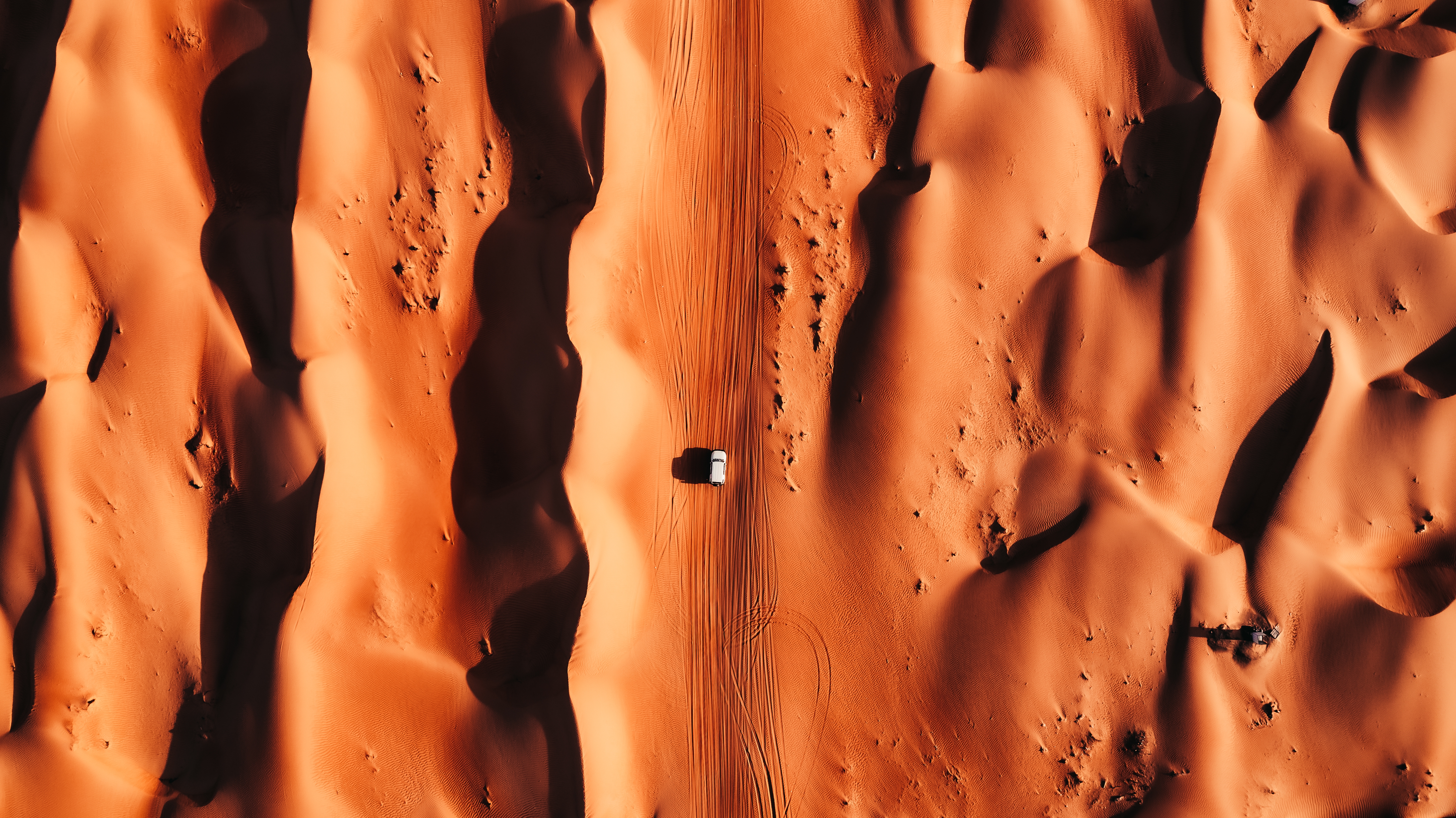 Røde sandklitter i Omans ørken med 4x4 køretøj på safari eventyr