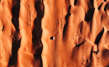 Røde sandklitter i Omans ørken med 4x4 køretøj på safari eventyr