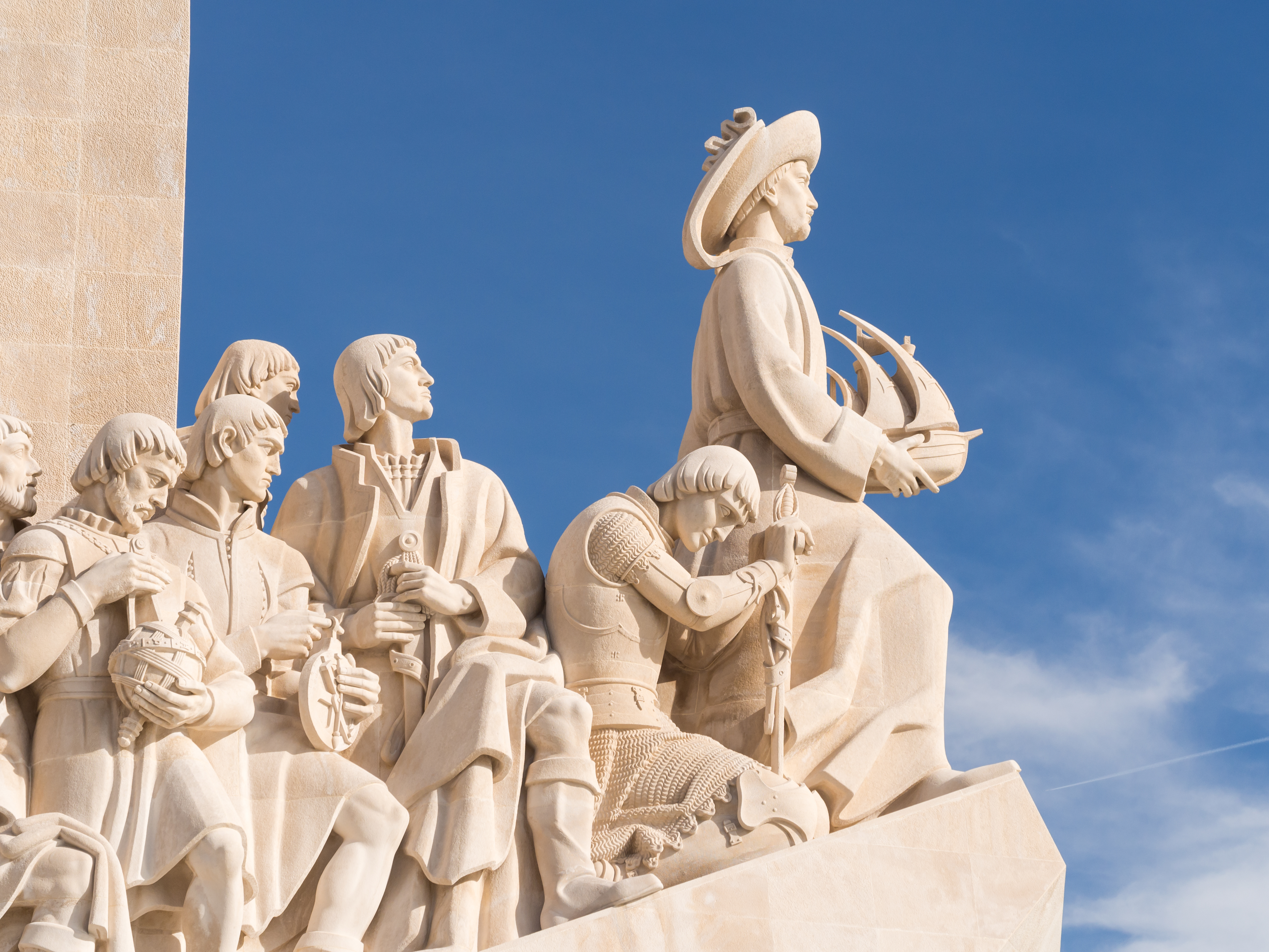 Det imponerende Opdagelsesmonument (Padrão dos Descobrimentos) i Belem, Lissabon, med skulpturer af berømte portugisiske opdagelsesrejsende og søfarere der førte an i Portugals maritime storhedstid