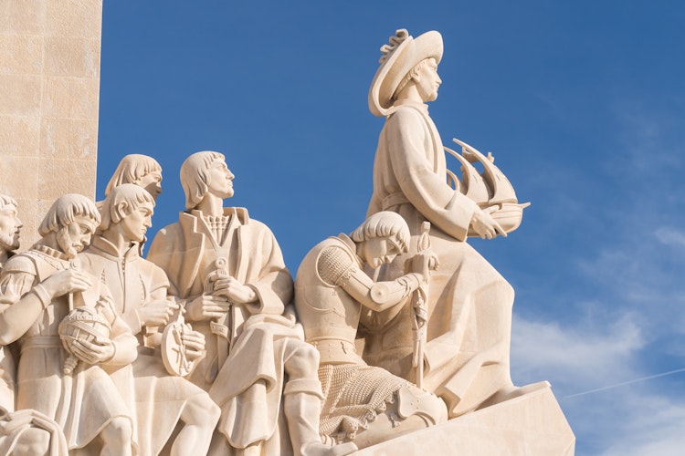 Det imponerende Opdagelsesmonument (Padrão dos Descobrimentos) i Belem, Lissabon, med skulpturer af berømte portugisiske opdagelsesrejsende og søfarere der førte an i Portugals maritime storhedstid