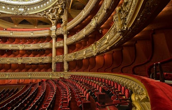 Det storslåede indre af Opera Garnier i Paris med dens forgyldte udsmykninger, elegante balkoner og røde fløjlssæder, et mesterværk af fransk arkitektur
