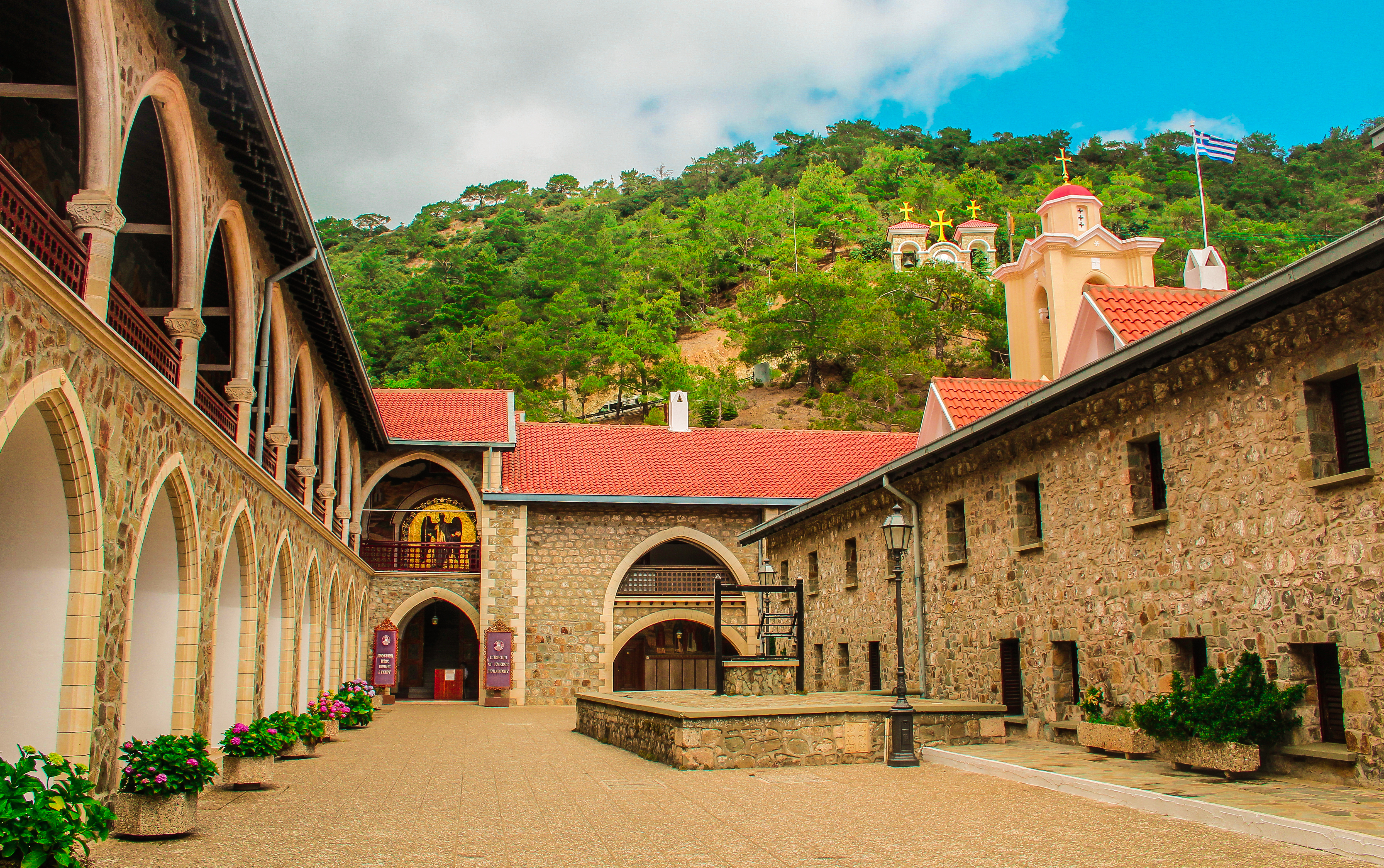 Historisk orthodoks kloster med stenbygninger og røde tegltage på Cypern