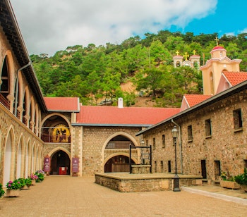 Historisk orthodoks kloster med stenbygninger og røde tegltage på Cypern