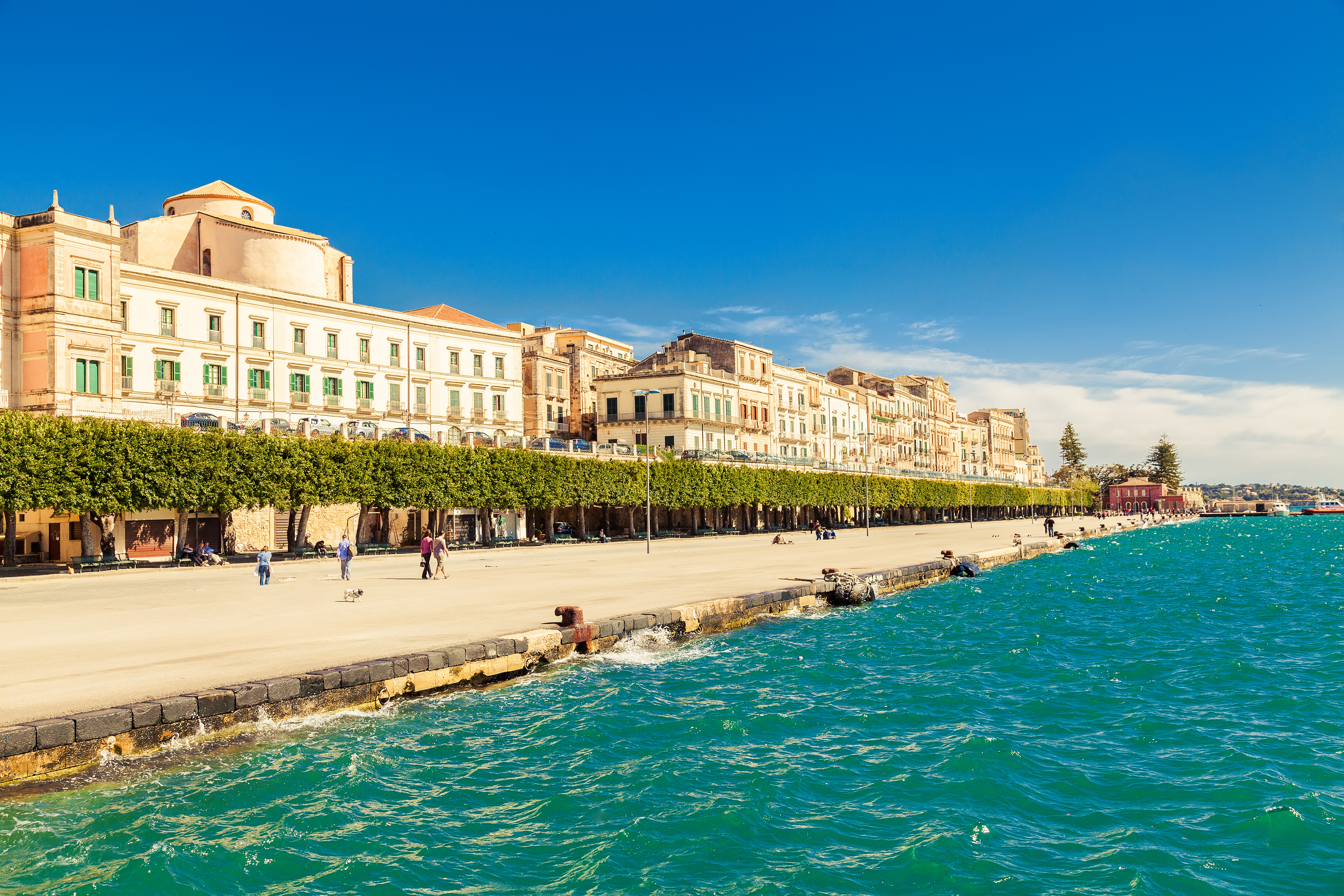 Smuk havnefront i Ortigia på Sicilien med historiske bygninger og turkisblåt middelhav