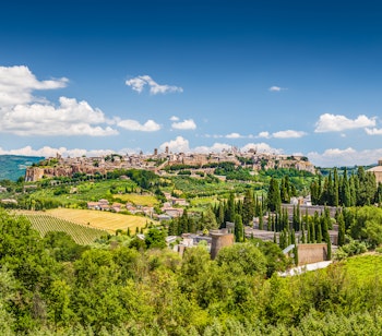 Betagende udsigt over den historiske by Orvieto i Umbrien, majestætisk beliggende på en tufsten-klippe med den gotiske katedral, der troner over middelalderbyen omgivet af det smukke italienske landskab