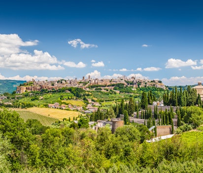 Betagende udsigt over den historiske by Orvieto i Umbrien, majestætisk beliggende på en tufsten-klippe med den gotiske katedral, der troner over middelalderbyen omgivet af det smukke italienske landskab