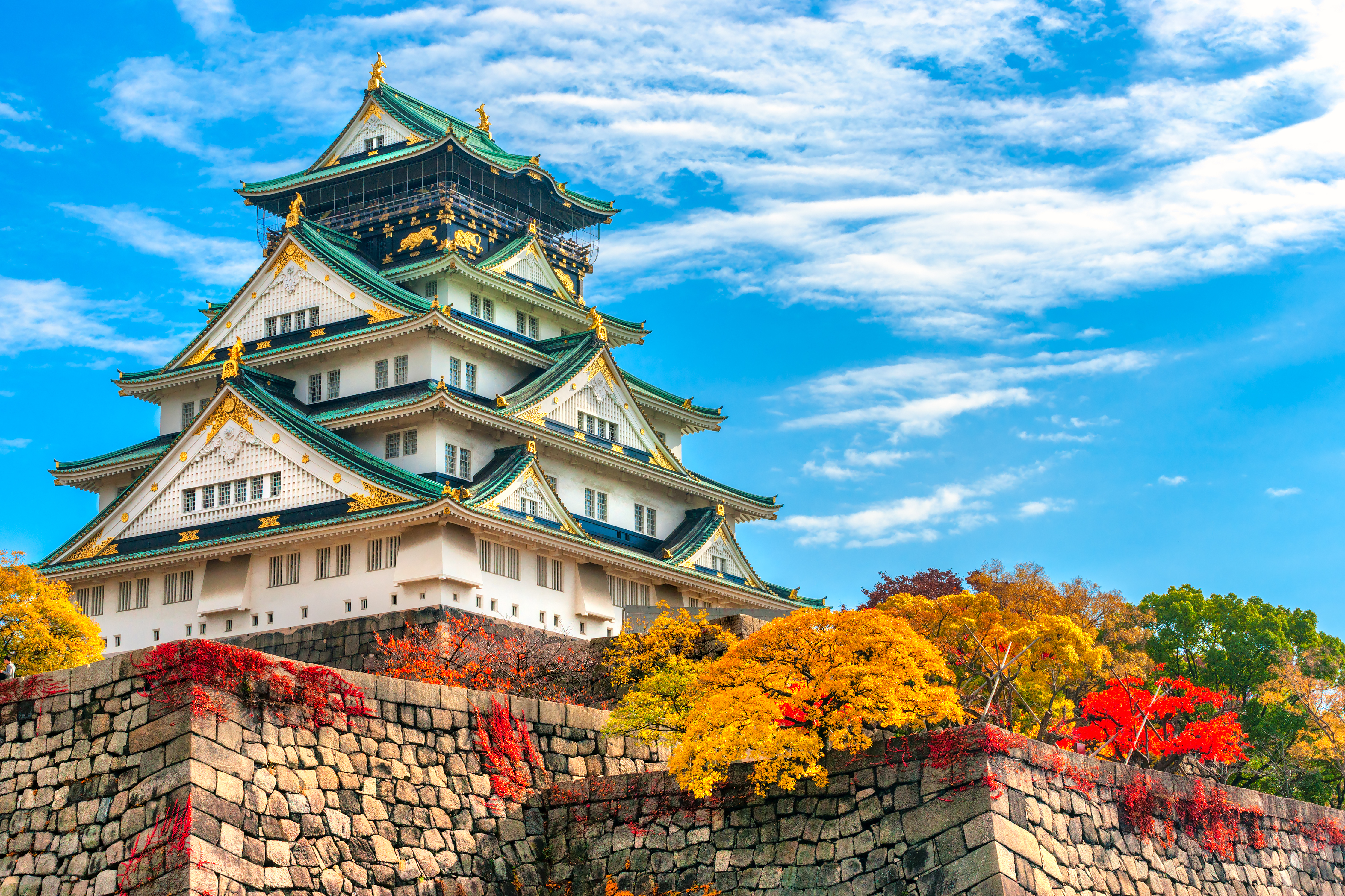 Osaka Slot med smukke efteraarsfarver og traditionel japansk arkitektur under blaa himmel