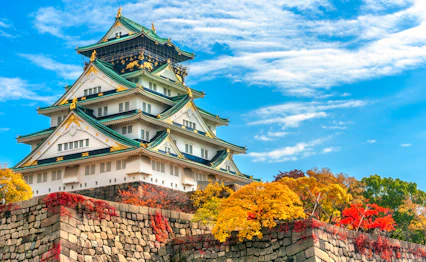 Osaka Slot med smukke efteraarsfarver og traditionel japansk arkitektur under blaa himmel