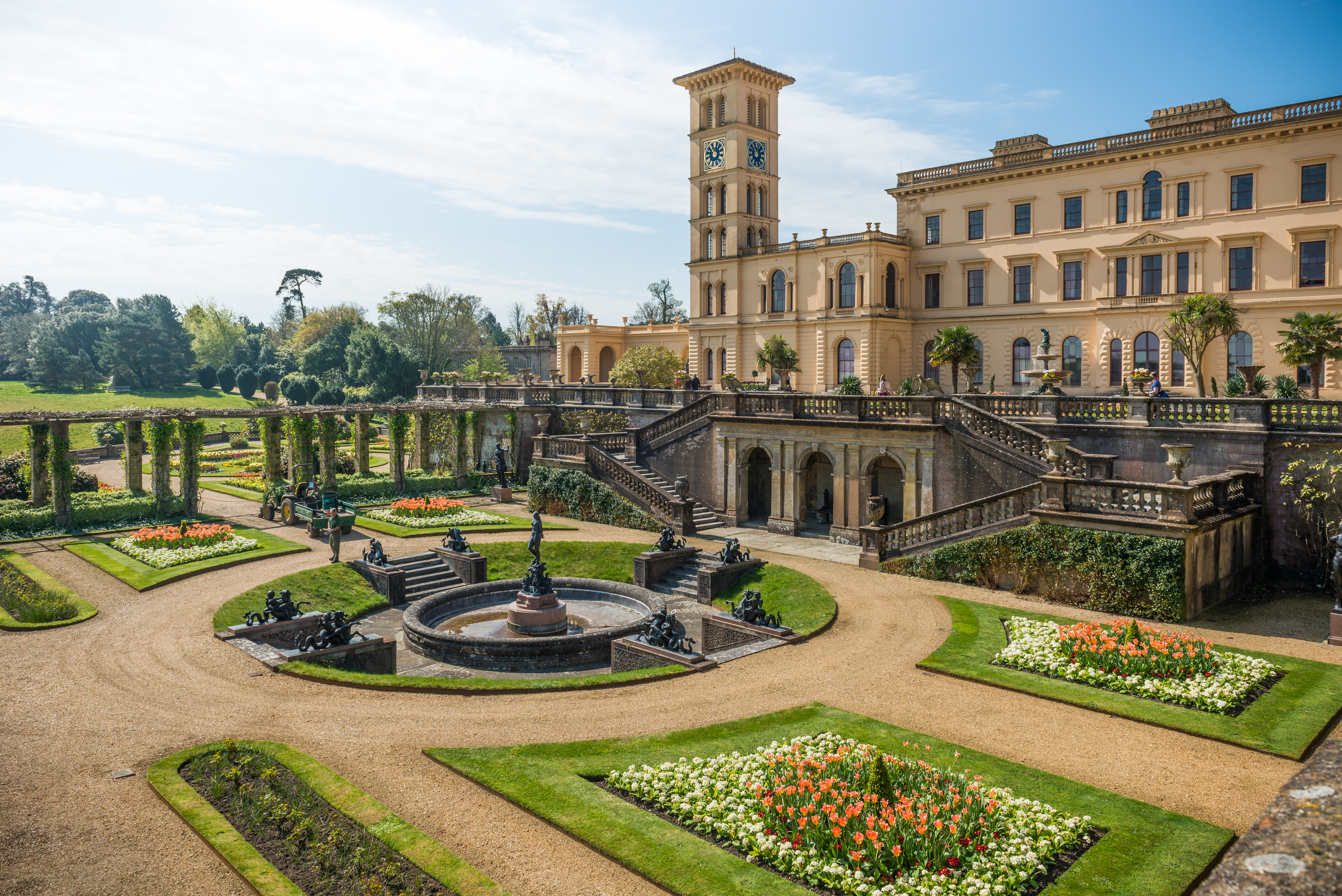 Osborne House på Isle of Wight med smukke formelle haver, springvand og farverige tulipanbed foran det elegante palads fra Queen Victorias tid